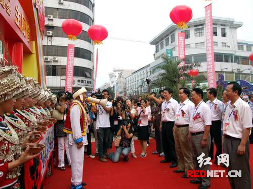 省市领导参观博览会展馆